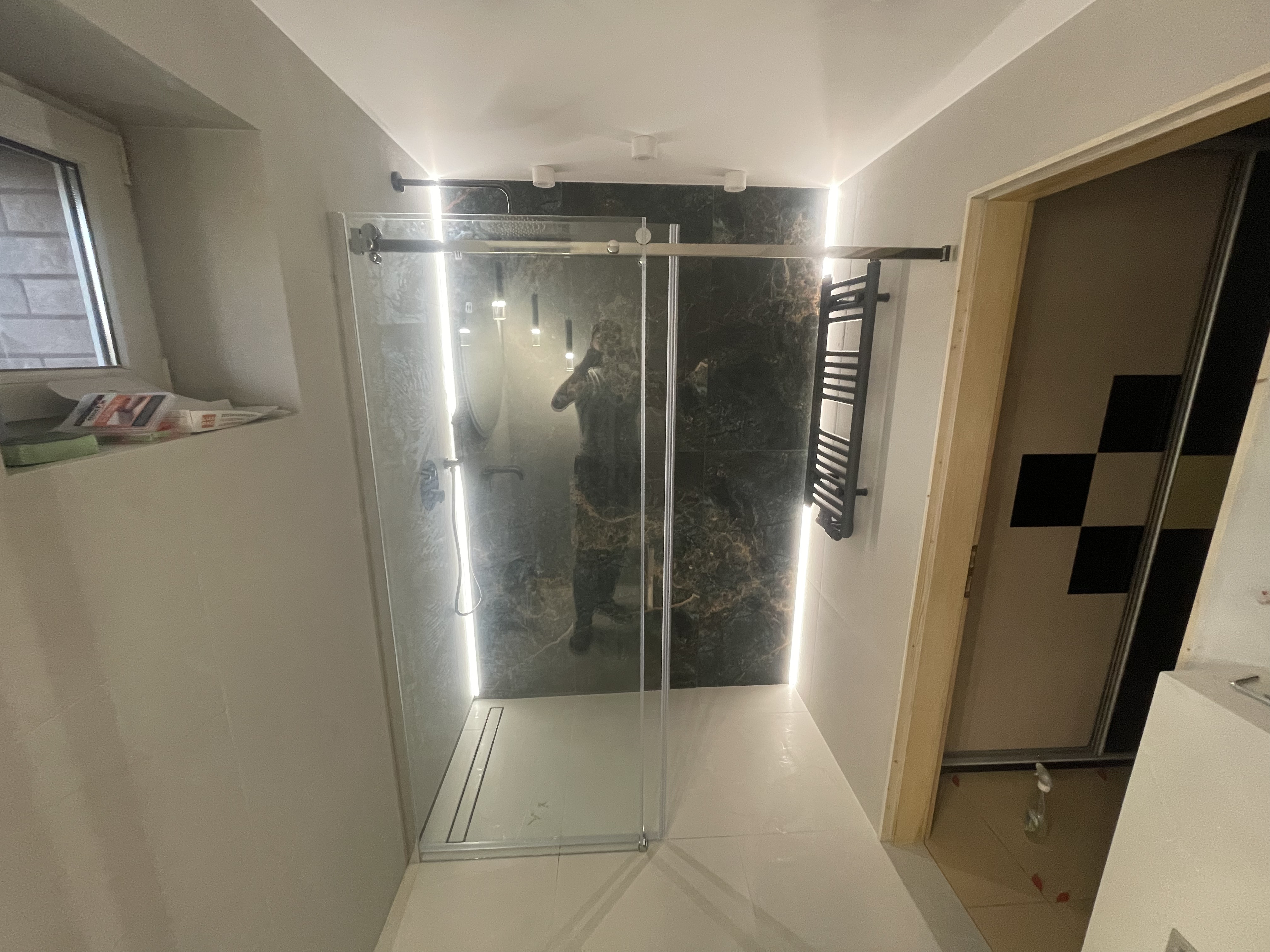 Minimalistyczna i jasna łazienka - New Modern Renova
